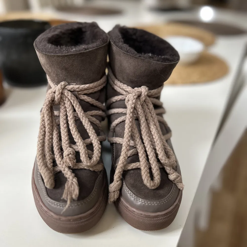 INTRESSEKOLL på mina inuiiki skor som endast blivit använda mindre än en halv vintersäsong, därav superskick💗köptes för 3099kr🫶🏼 hör av er vid frågor eller fler bilder!. Skor.