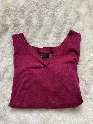 Finatickad pullover  - Jättefin pullover i en lila färg. Den sitter tajtare men stretchar också en del.