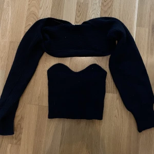 Svart topp med cardigan  - Stickad tröja, knappt använd. Fint skick😍 passar en xs/s