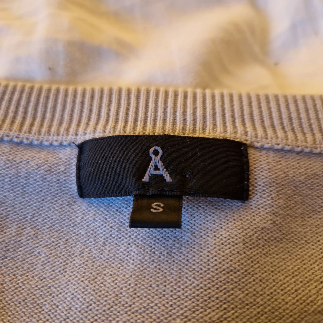 Ljusgrå tröja V-ringad - 91