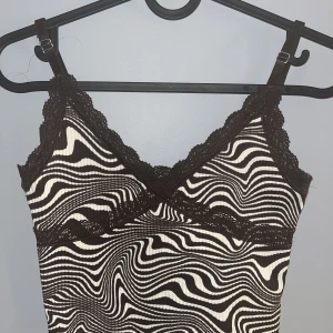 H&M linne - Ett linne ifrån H&M. Använt, men ser som nytt ut. 