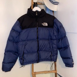 The North Face jacka - Säljer nu min North Face jacka i den lite mer sällsynta färgen blå då jag nästan aldrig använder den längre. Den är i superbra skick och finns inga defekter. Köpt ny hos JD sports för 4000. Det är bara att skriva om du har några frågor!🌟