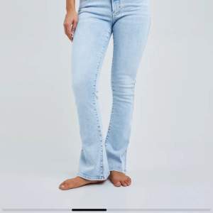 Lågmidjade, bootcut jeans från bikbok som är helt slutsålda. Storlek xs (längd 31). Endast använda 2 gånger så väldigt fint skick