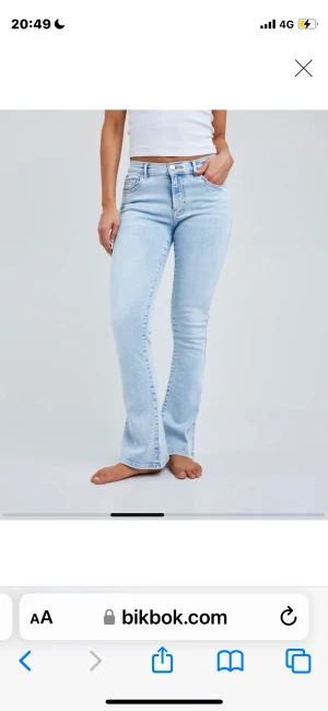 Lågmidjade bootcut jeans - Lågmidjade, bootcut jeans från bikbok som är helt slutsålda. Storlek xs (längd 31). Endast använda 2 gånger så väldigt fint skick
