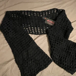 Knitted long sleave crop top - Aldrig använt, skönt material men tyvärr för stort för mig. Både i svart och vit/beige med lappen fortfarande på. Jag är 158cm lång och ärmarna är för långa. säljer båda för 100 eller 60/st.