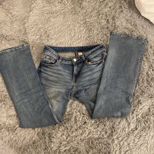 Low waisted bootcut jeans - Säljer mina favorit byxor då de är för korta:( de är sjukt sköna och i bra skick! Skriv för fler bilder/ funderingar❤️