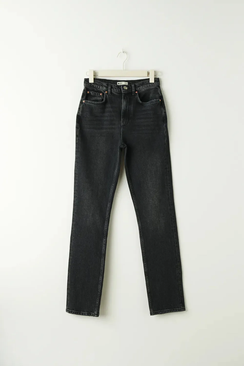 Oanvända Jeans i en rak modell med hög midja från Gina Tricot. Köpte fel storlek och nu har dom legat i garderoben helt oanvända, köpt för 549kr. Storlek 36 och i en svart/grå färg. . Jeans & Byxor.