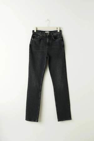 Oanvända Jeans i en rak modell med hög midja från Gina Tricot. Köpte fel storlek och nu har dom legat i garderoben helt oanvända, köpt för 549kr. Storlek 36 och i en svart/grå färg. 