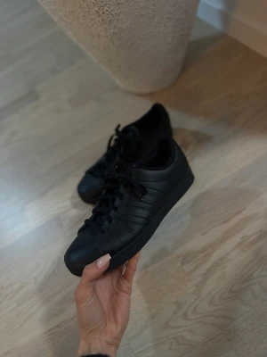 Adidas sneakers  - Adidas sneakers använda 1 gång i topp skick.  
