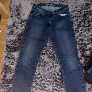 Jeans  - Jeans som är lite öppnade på slutet jätte fina har inte använt de köpt för 600kr