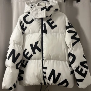 Weekend collective vinterjacka - Endast använd ett fåtal gånger. Som ny skick, utgången modell från Asos egna märke. Stl 38 men oversized i modellen