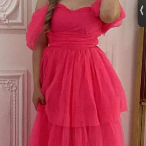 Jätte fin och fluffig skrik rosa klänning köpt för 3000 och säljer den för 1200 har använts bara 1 gång 
