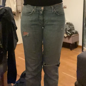 Acne jeans - Säljer nu mina fina låg midjade acne jeans då de inte riktigt passar längre! De är i storlek W28/L32. Köpa för 1600kr.