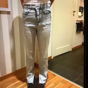 Ljusa mid waist jeans från Gina Tricot. Bra skick, knappt använda. Strl 34, bra i längd för mig som är 169cm