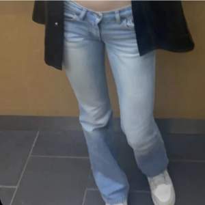 Jätte trendiga Lågmidjade jeans ifrån diesel ! Midjemått 36cm och innerbenslägnd 82cm . Skriv privat för fler bilder eller funderingar.