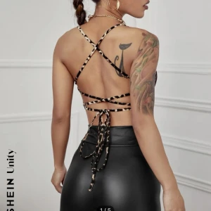 Topp - Supersöt topp från shein med sjukt snygg rygg! Säljer då den är för liten för mig. Storlek M men skulle säga mer S!🩷