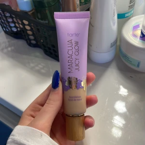 Tarte Glow foundation  - Säljer tarte Glow foundation i färgen 16N FAIR neutral! Testad 1 gång! Säljer pågrund av jag köpte fel färg💗