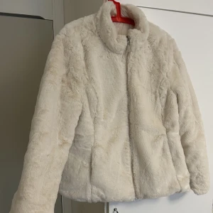 Jättemjuk jacka - Oanvänd. Jättefin jacka med det mjukaste materialet. Går att vända jackan så det mjuka är på insidan. Storlek 42, passar 40/42. 200kr😊  Hund och katt finns i hemmet😊