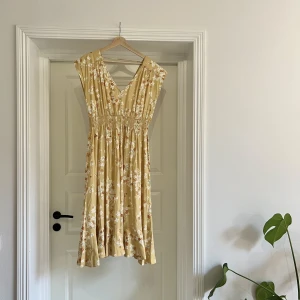 Odd Molly klänning - Söt sommarklänning från Odd Molly 🌼 Storlek S, men något stor i storleken. Knappt använd