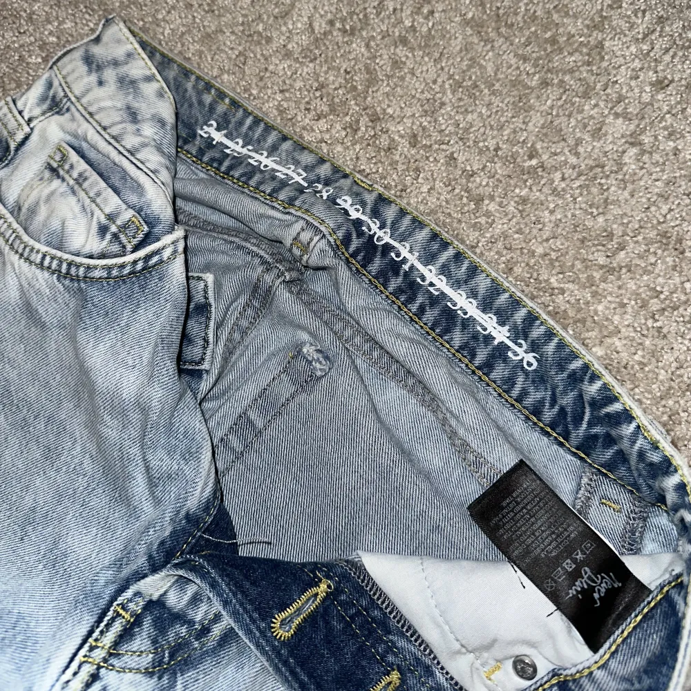 Raka jeans från bikbok med hål i knäna. Jeans & Byxor.