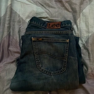 Lee jeans - Lee jeans. Bra kvalite. Lite slitna vid längst ner men man merker inte de. 