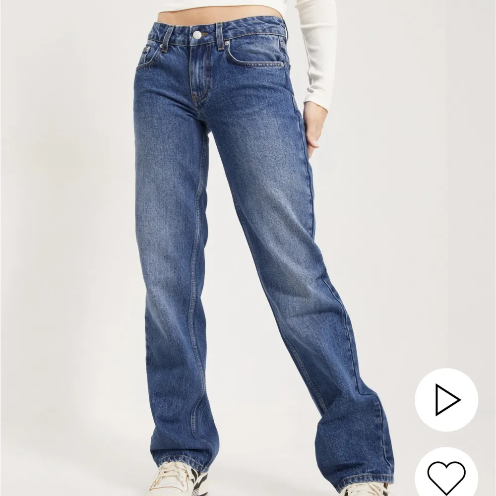 Säljer Nellys otroligt populära lågmidjade jeans. Använd fåtal gånger men har sytt in ett snöre i midjan så man slipper ha bälte. Snöret syns ej när dom är på och jag kan ta bort det ifall man inte vill ha det och det kommer ej vara märkbart 😊. Jeans & Byxor.