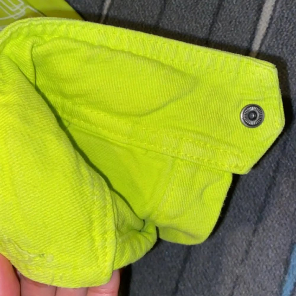 Lime grön jacka från Zara, jättefin. Använder den inte längre. Jättebra skick förutom att en knapp på vänster armen har gått av. Annars är den helt perfekt!. Jackor.