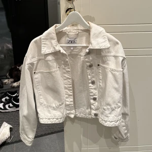 Jeansjacka - Kort jeans jacka. Varan har tecken på användning men är bra omhändertagen 