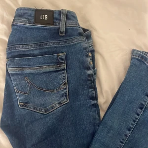 LTB jeans - säljer mina väldigt lågmidjade ltb jeans i modellen valerie i storlek 25/32 sitter helt perfekt för mig som är 165🩷🩷 säljer då de inte kommer till användning, inga defekter alls💖