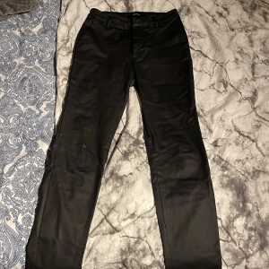 Ett par lite lågmidjade skinnbyxor - Ett par lite lågmidjade skinnbyxor från vero Moda. Jätte sköna och har inget problem med dom elr så men dom kommer inte till användning. Pris kan diskuteras 