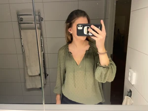 Grön blus - Säljer den då den inte kommer till användning, som ny!💗