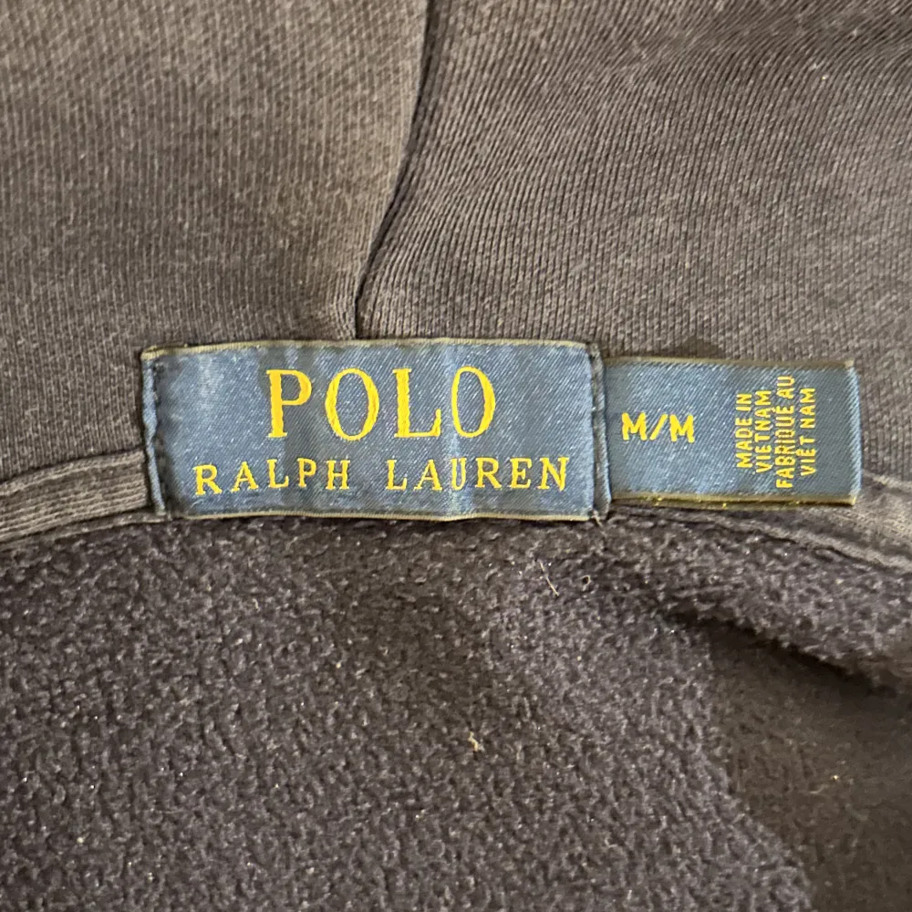 Zip-up hoodie från Polo Ralph Lauren i storlek Medium. Pris: 450. Skriv för fler bilder eller andra frågor.. Hoodies.