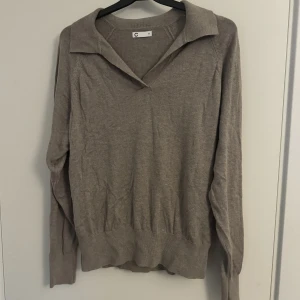 Finstickad tröja  - En finstickad tröja från Cubus i storlek M.