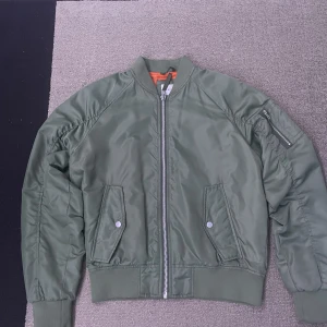 Bomberjacka  - En militärgrön bomberjacka från carlings. Nypris 600. Skick 9/10. Hör av er kring funderingar. 
