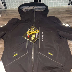 Helt ny orca sail racing jacka - Helt ny äkta orca sail racing jacka med prislapp och tag på. Köpt för 12 000. Kan gå ner i pris vid snabb affär 