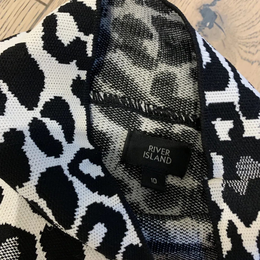 Cool leopard topp från river island, i nyskick! Storlek 10 på lappen, skulle säga att den motsvarar S då den passar mig☺️. Tröjor & Koftor.