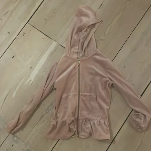 Tröja  - Säljer denna för 100kr, den har ett mjukt material ❤️ köpt på Lindex i storlek 134-140❤️ men skulle passa för folk som har strörre storlekar än de ❤️