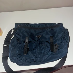 Prada Navy Bag - Inköpt förra året på TheVintageBar för 4600kr. Är i fint skick och är väldigt snygg. Perfekt väska att ha datorn i.