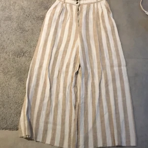 Randiga byxor  - Beige vit randiga linne byxor
