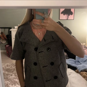 Kortärmad kappa - Jätte snygg rutig kortärmad kappa med knappar!❤️