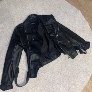 Skinnjacka  - Gammal skinnjacka från missäy men k väldigt bra skicka i storlek Sn