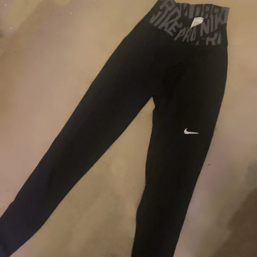 Ett par Nike träningsbyxor i svart och grått, långa ben och skönt material!  Använt några gånger, men inte ofta. Väldigt eftertraktade och efterfrågade! Slutsålda typ överallt. Storlek S. Jeans & Byxor.