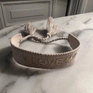Broderat Armband ”Love” - ”Love” Armband 🤍