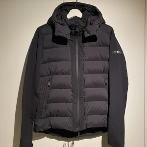 TATRAS Cardigan Hybridjacka Navy - Hej, säljer en sjukt snygg & oanvänd cardigan från det italienska exklusiva lyxmärket TATRAS. Marinblå färg. Storlek Small med skön passform. Nypris över 6000kr. Nyskick. Varm & bekväm och passar till allt. Pris kan diskuteras. Hörs vid frågor. 