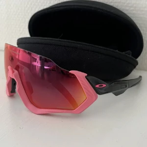 Oakley Flight Jacket - Supersnygga sportglasögon.💘 modellen heter oakley flight jacket. Väldigt sparsamt använda och väldigt svåra att få tag på! Nypris är 2200kr. Priset kan diskuteras!!!!