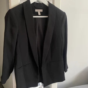 Kavaj/Blazer - Säljer denna blazer med trekvarts ärmar🤍