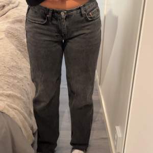 Mörkgrå low waist jeans från Gina tricot. Använda. Har klippt av dom för o passa mig som är 156cm. Nypris: 500kr