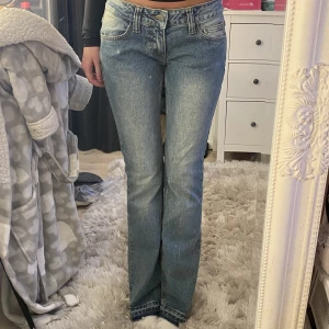 Brandy Melville  - Säljer mina jättefina brandy jeans som bara är använda en gång, jag har sprättat upp dem längst ner då de var för korta för mig som är 1,65 men skulle säga att de nu passar någon som är 1,55-1,67 ungefär. 