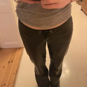 Lågmidjade läderbyxor  - De är stora i storlek. Det står storlek 34 men passar mer en 36 eller 38. Se sista bilden för defekt😇