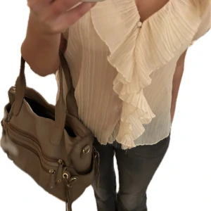 Zara blus  - Blus från Zara, typ beige vit i färgen, köpt secondhand ❣️